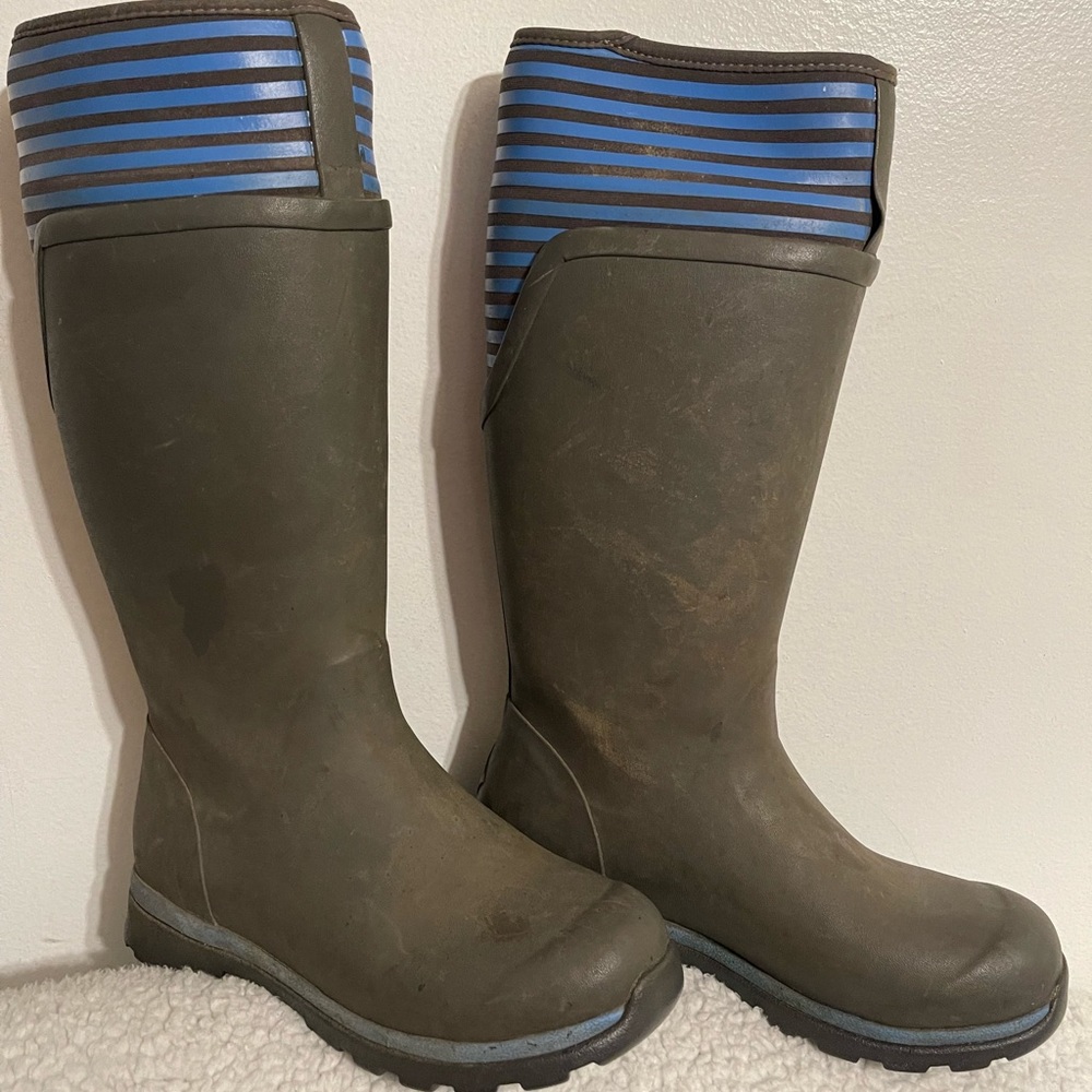 The original Muck Boot Company Woman’s Color Gray and Blue Size 6
